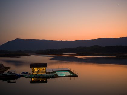 Vang Vieng et le lac Nam Ngum, Laos. Photographie de Jordy Meow, 12/48