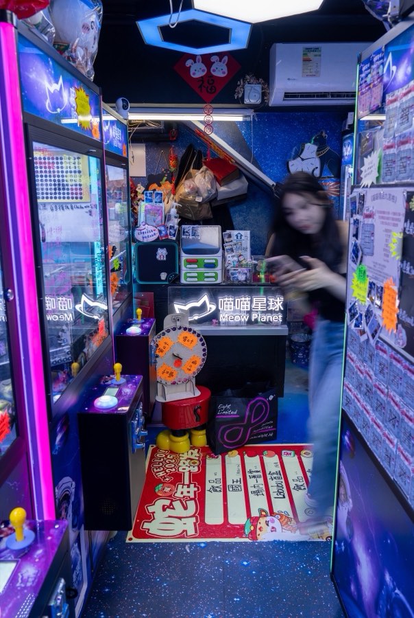 Le Monde, Printemps 2025, Hong Kong. Photographie de Jordy Meow, 42/64