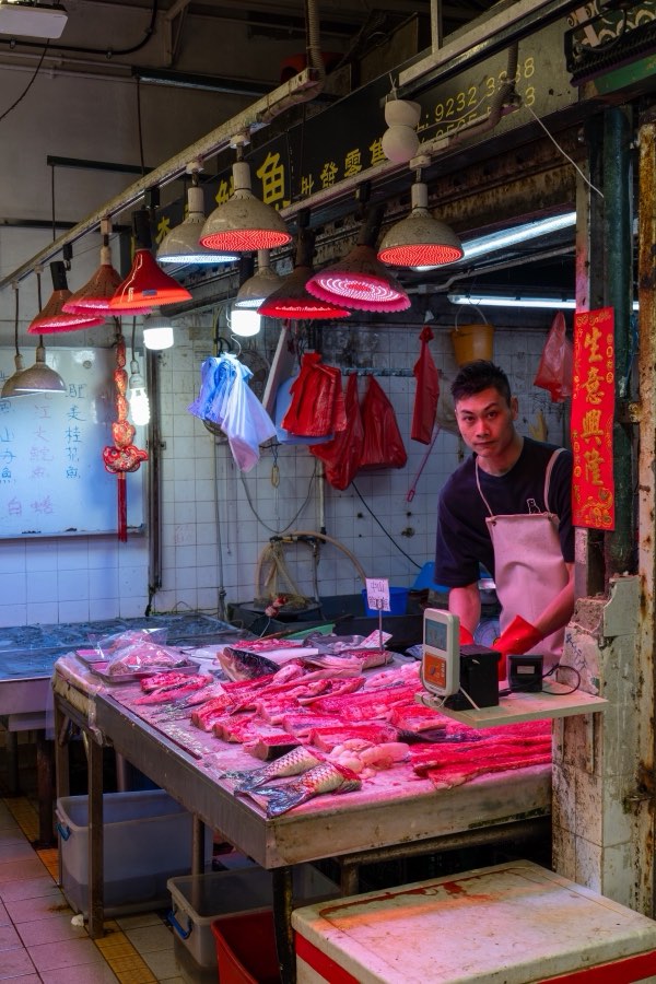 Le Monde, Printemps 2025, Hong Kong. Photographie de Jordy Meow, 43/64