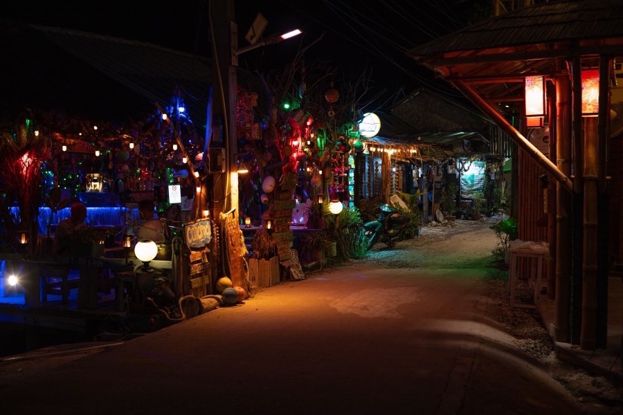 Le Monde, Printemps 2025, Thaïlande. Photographie de Jordy Meow, 3/3